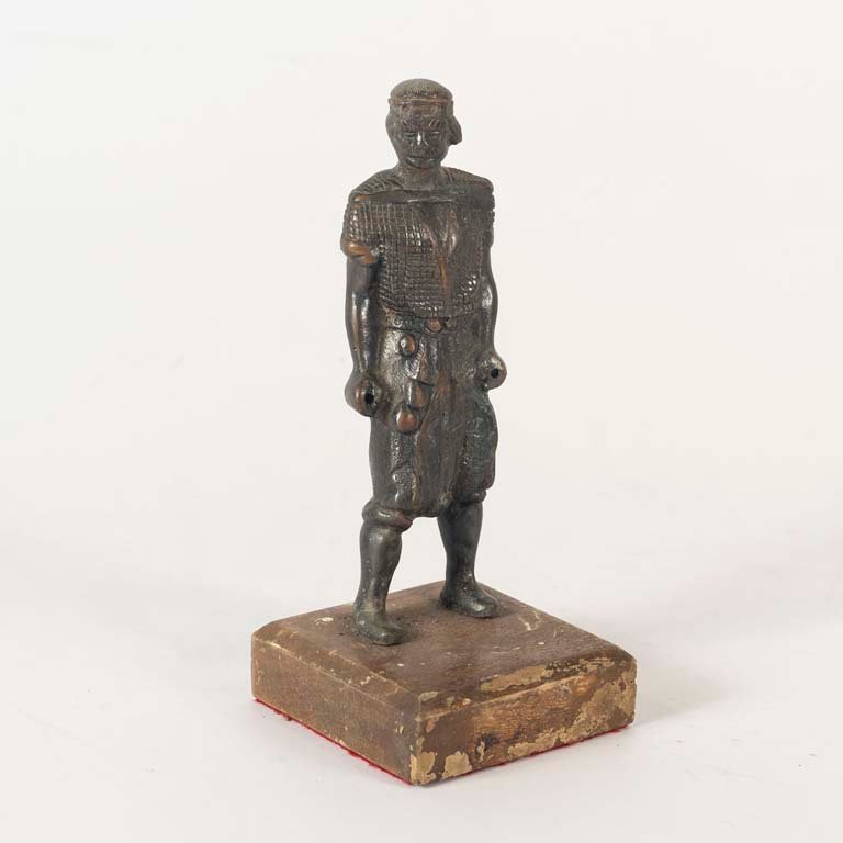Lote siguiente: Figura bronce con base de madera, gaucho