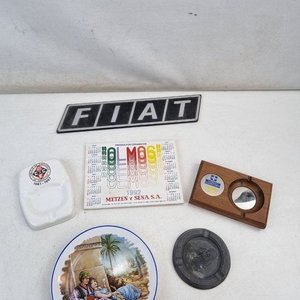 L 412 - 7 Piezas - Lote surtido con insignia de auto Fiat, dos ceniceros, un abridor de botellas en madera, y tres piezas de loza decorada con - imagen 3