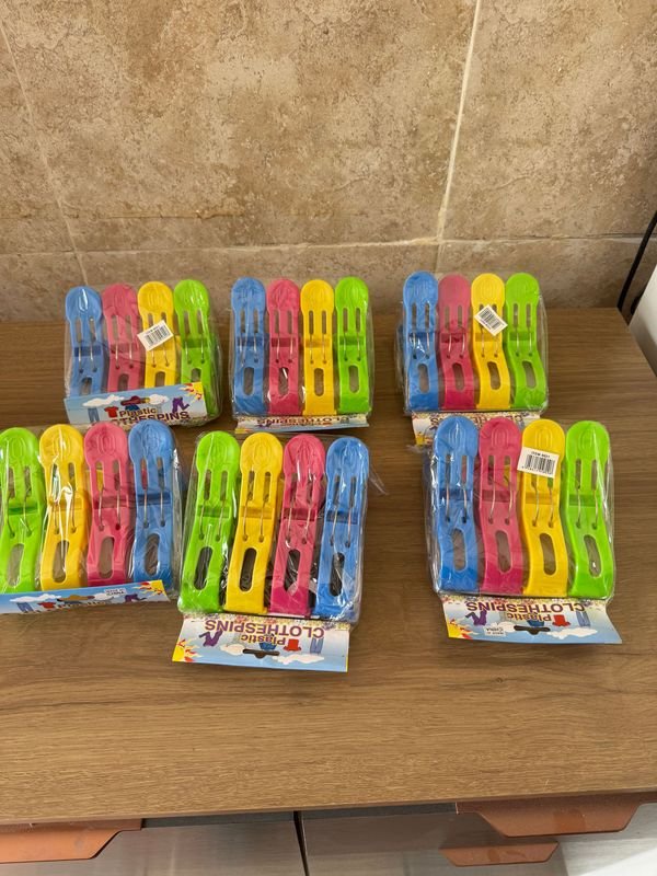 Set de 6 paquetes de 4 tendedores de ropa plásticos - imagen 1