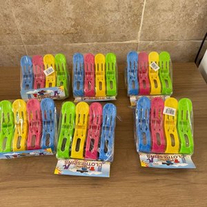 Lote siguiente: Set de 6 paquetes de 4 tendedores de ropa plásticos