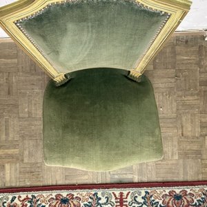 Silla Clásica de Madera con Tapizado Verde y Detalles Dorados - imagen 5