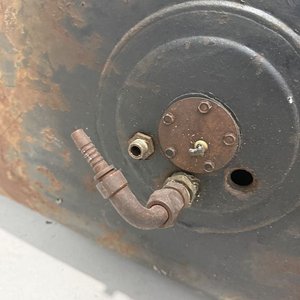 Tanque de Combustible de Hierro Original con Tapa y Conexiones - imagen 4