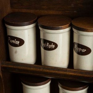 Estante Especiero de Madera con 5 Potes de Loza y Tapa - imagen 2
