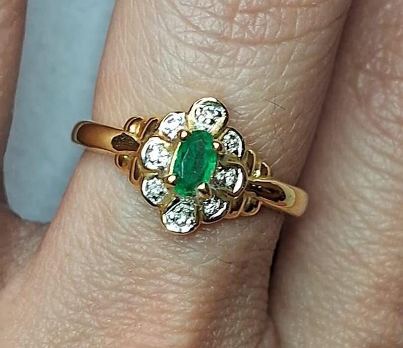 Anillo de compromiso en oro 18 kilates con brillantes y Esmeralda - imagen 2