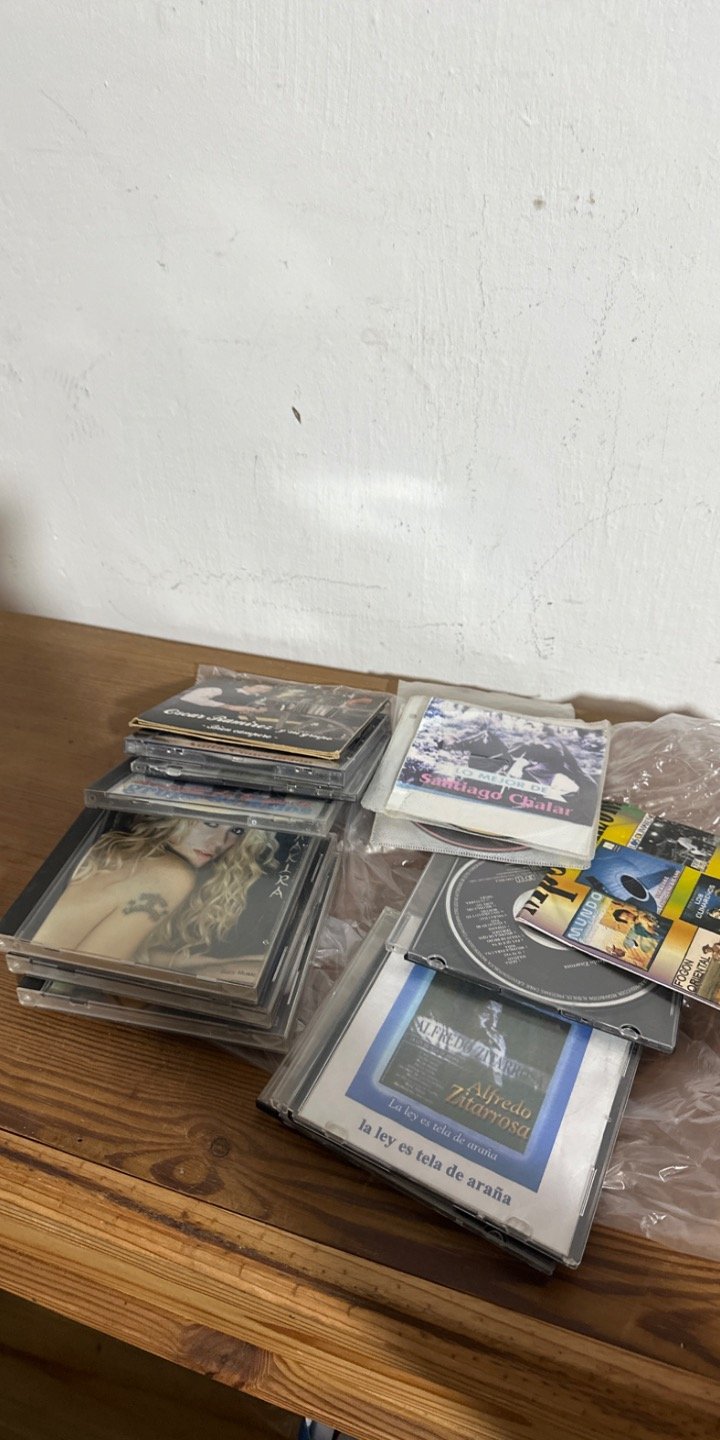 Colección de CDs y sus cajas
