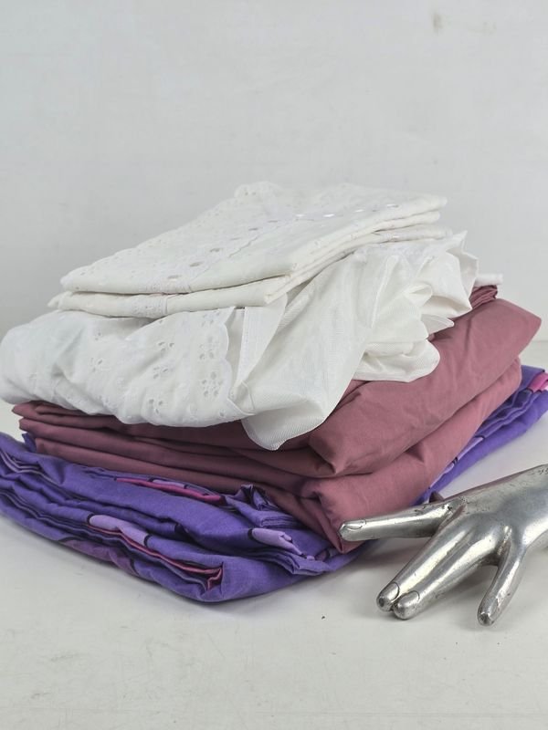 Juegos de Sábanas y Textiles para Cama en Violeta, Rosa y Blanco con Bordados