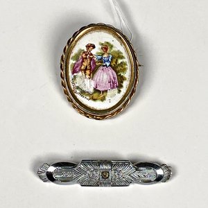 Dos Prendedores Vintage: Uno de Porcelana con Escena Romántica y Otro Metálico Art Decó - imagen 2