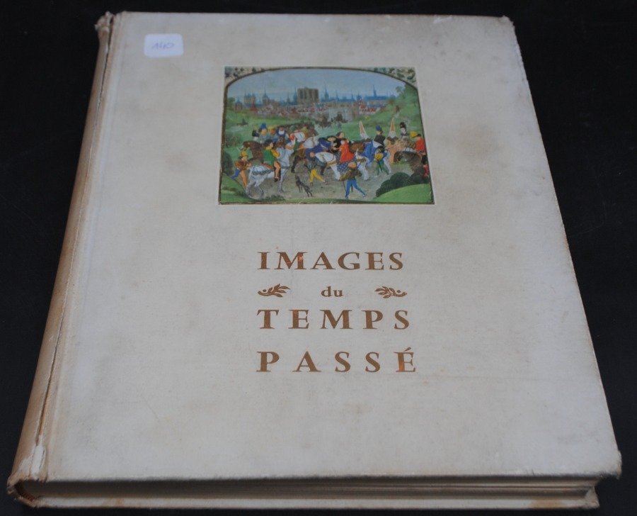 Libro con ilustración histórica y encuadernación vintage