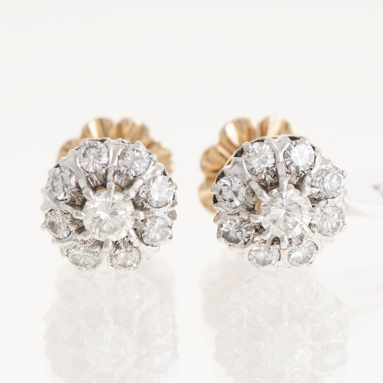 Lote siguiente: Pare de aretes de oro 18k con brillantes