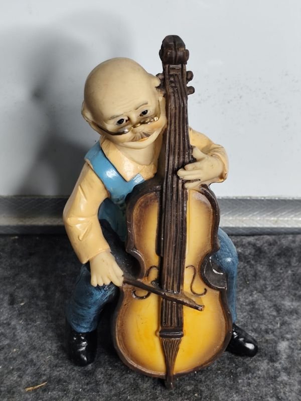 Figura de Hombre Tocando Violonchelo en Resina - imagen 1