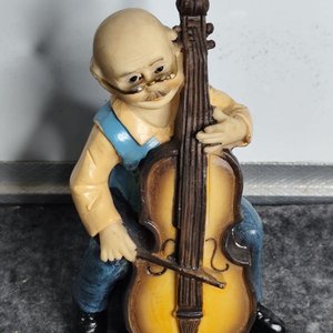 Figura de Hombre Tocando Violonchelo en Resina - imagen 1
