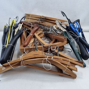 Lote siguiente: Lote de Perchas de Madera y Plástico en Varios Colores