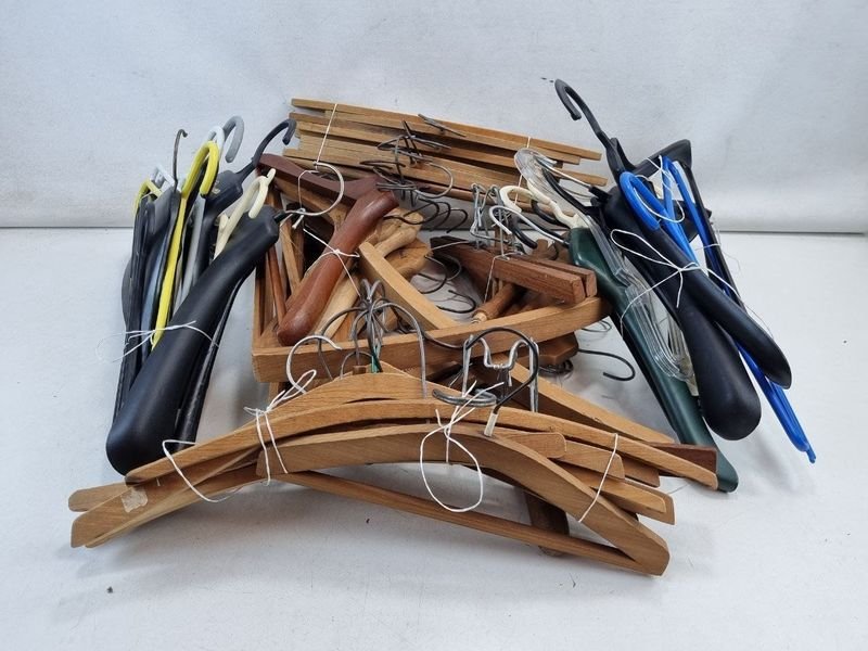 Lote de Perchas de Madera y Plástico en Varios Colores