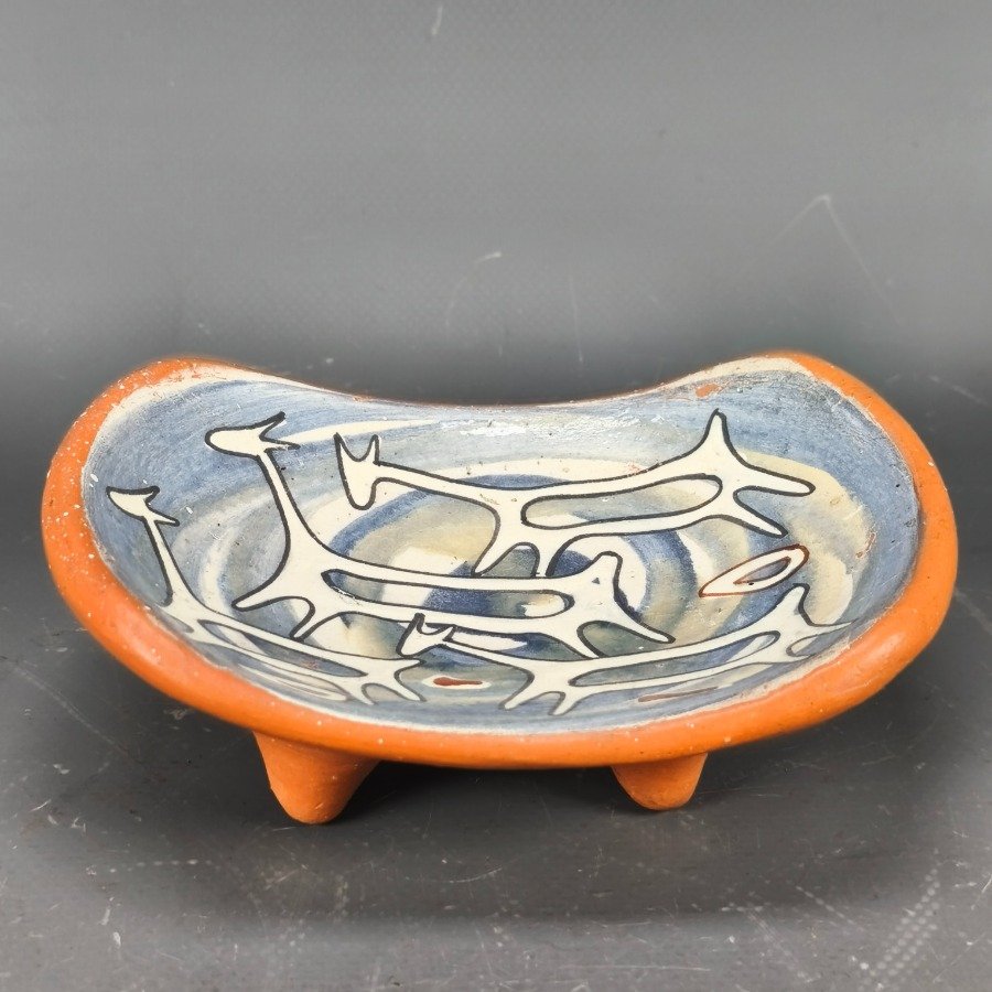 Lote siguiente: Despojador en terracota esmaltado con diseño decorativo de animales