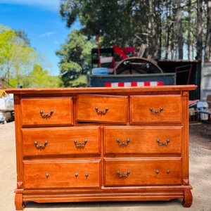 Lote siguiente: Cómoda de madera con 7 cajones, lustre oscuro