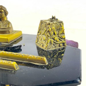 Tintero Antiguo de Bronce y Vidrio con Busto de Pareja - imagen 4