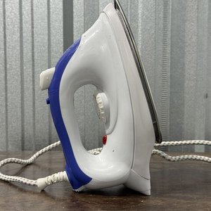 Plancha a Vapor Cuori Inca Blanca y Azul con Suela Metálica - imagen 2