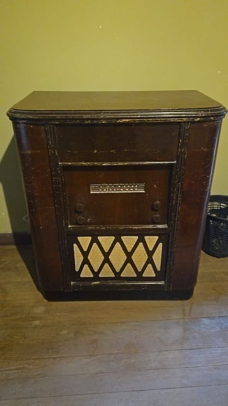 Tocadiscos modelo Carrard: Un reproductor de discos vintage en excelente estado - imagen 1