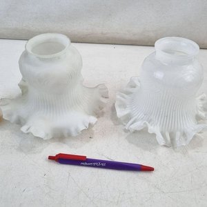 L 066 - 15 Piezas - Conjunto decorativo de pantallas en vidrio opalina con volados y selección de platos en porcelana y loza de diversas marcas (Presenta marcas visibles de uso) - imagen 8