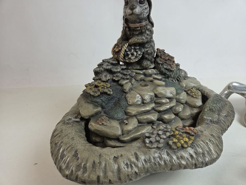 Fuente de agua con conejo en piedra - imagen 3