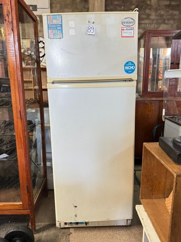 Refrigerador con congelador a gas y eléctrico en mal estado - imagen 5