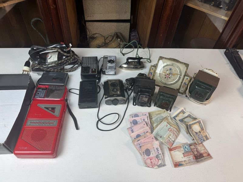 Lote siguiente: Lotes de radios, cámaras y transformadores en buen estado