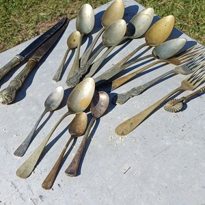 Lote siguiente: un lote de cubiertos varios muy antiguos en alpaca con diseños y empuñaduras de buena calidad y buen porte