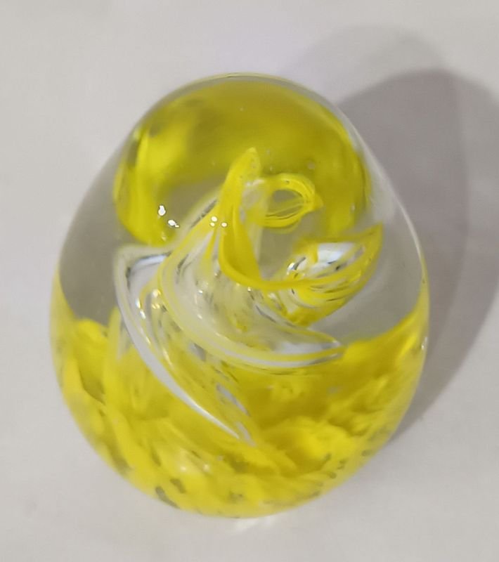 Vaso de vidrio soplado con diseño decorativo amarillo y transparente - imagen 2