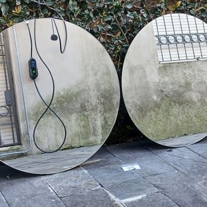 Lote siguiente: Dos Espejos Circulares Decorativos Sin Marco - Diámetro 54 cm