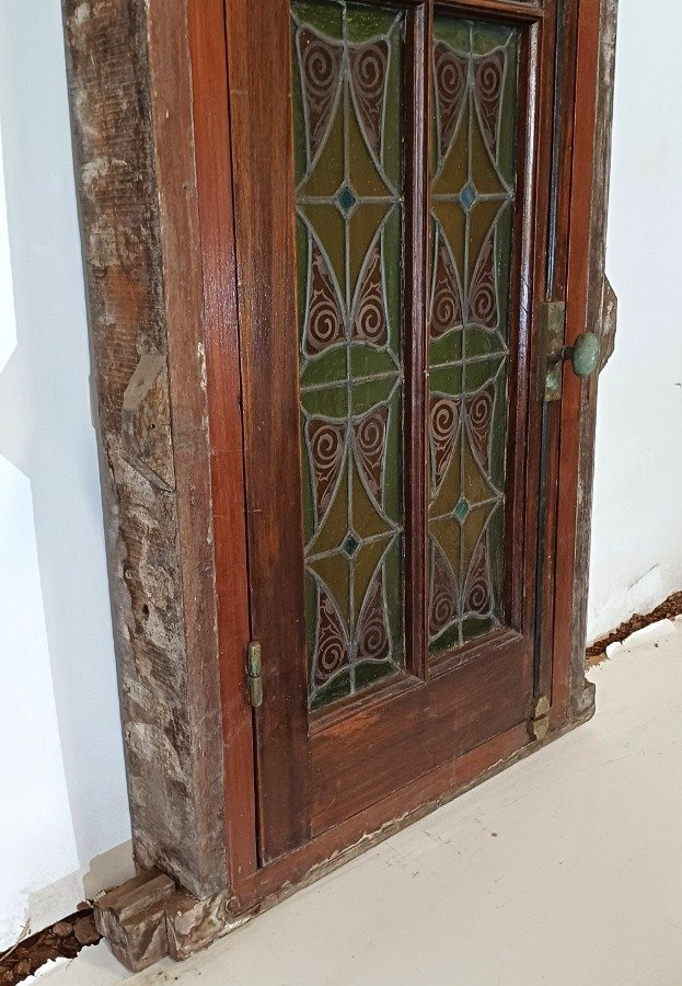 Ventana antigua con vitraux muy coloridos y cedro - imagen 6