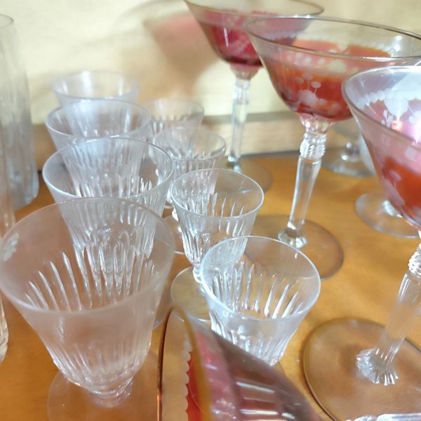 Colección de copas altas de champagne y vasos en tonos rojizos - imagen 2