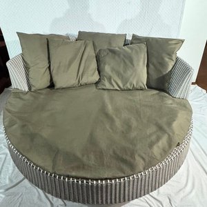 Lote siguiente: Gran Camastro Redondo de Ratan Sintético para 2 Plazas con Colchonetas y Almohadones