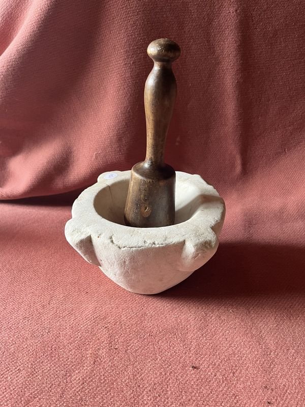 Antiguo mortero de marmol con mano de madera - imagen 1