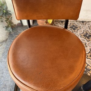 Lote #012 – Dos butacas para barra en caño grueso de amurar al piso, tapizadas en cuero color whisky – 37cm diámetro asiento, 74cm de altura al asiento y 92cm total - imagen 3