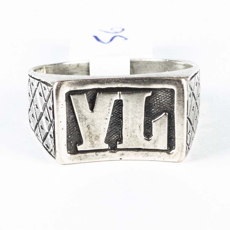 Lote anterior: Anillo de plata con iniciales VL - Detalles en Español