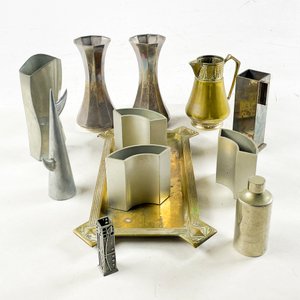 Lote anterior: Lote de 12 Piezas Metálicas: Floreros, Lechera, Bandeja y Más