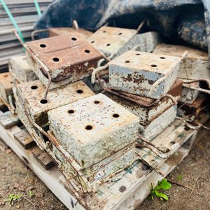 Lote de 28 Anclajes para Hormigón con Detalles de Óxido - imagen 1