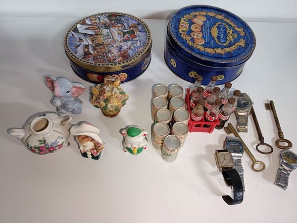 Lote de Colección: 2 Latas Decoradas, 4 Relojes y Adornos Varios - imagen 1