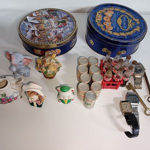 Lote de Colección: 2 Latas Decoradas, 4 Relojes y Adornos Varios - imagen 1