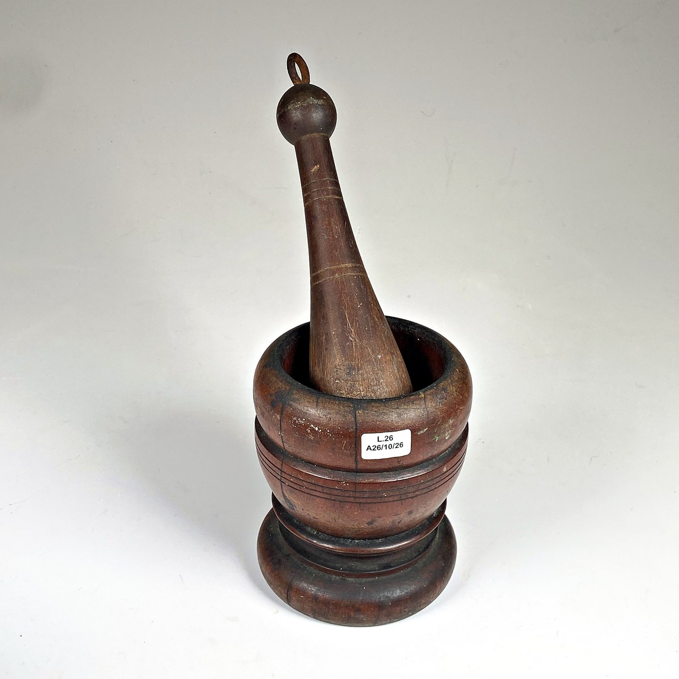 Mortero de Madera con Mano y Pluma Fuente Negra