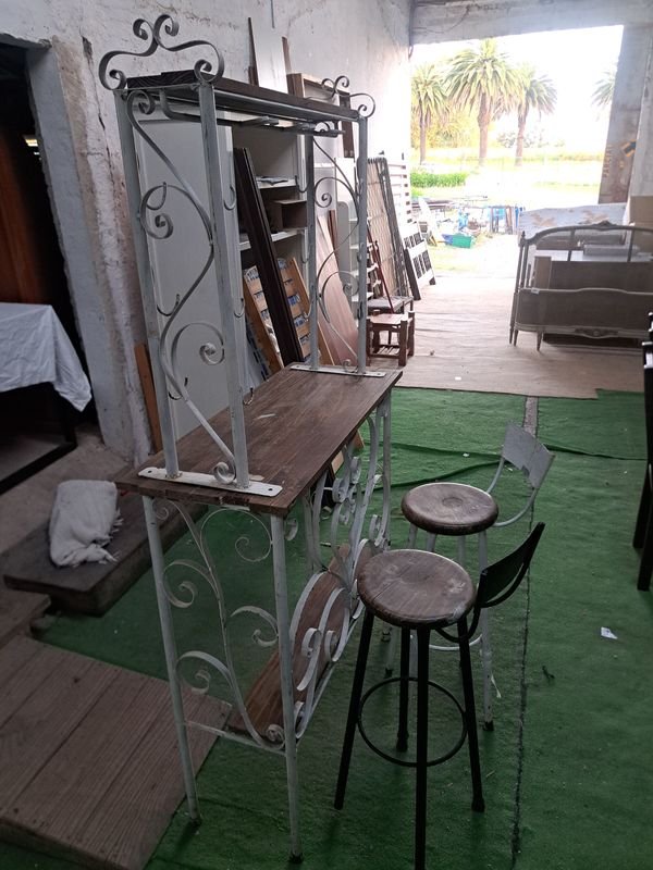 Barras rusticas con taburetes y estantería