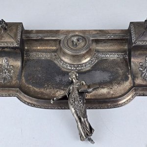 Tintero Antiguo con Figura de Dama de la Justicia y Detalles Ornamentales - imagen 2