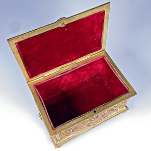 Cofre Alhajero Antiguo de Bronce Repujado con Escena de Damas - imagen 4