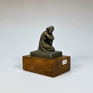 Lote siguiente: Escultura Dama Inclinada en Yeso Gris sobre Base de Madera