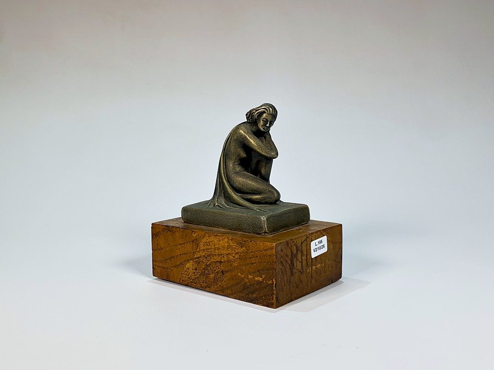 Escultura Dama Inclinada en Yeso Gris sobre Base de Madera