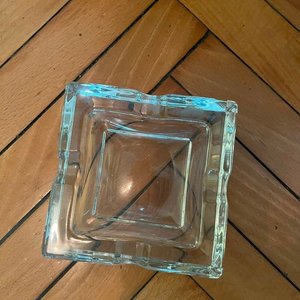 Lote siguiente: Dos Ceniceros Cuadrados de Vidrio Transparente