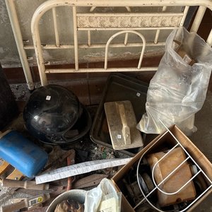Lote siguiente: Lote Varios: Cama de Hierro, Bandejas, Herramientas y Más