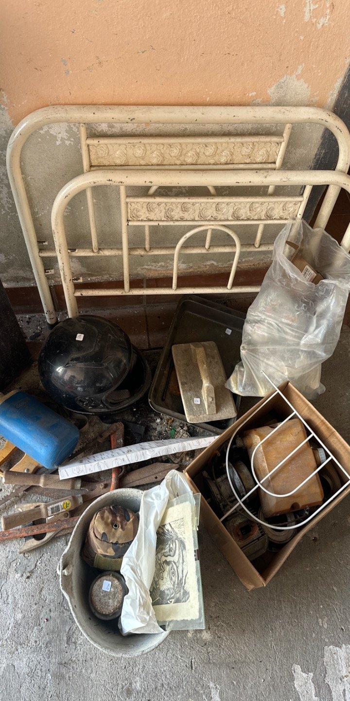 Lote Varios: Cama de Hierro, Bandejas, Herramientas y Más