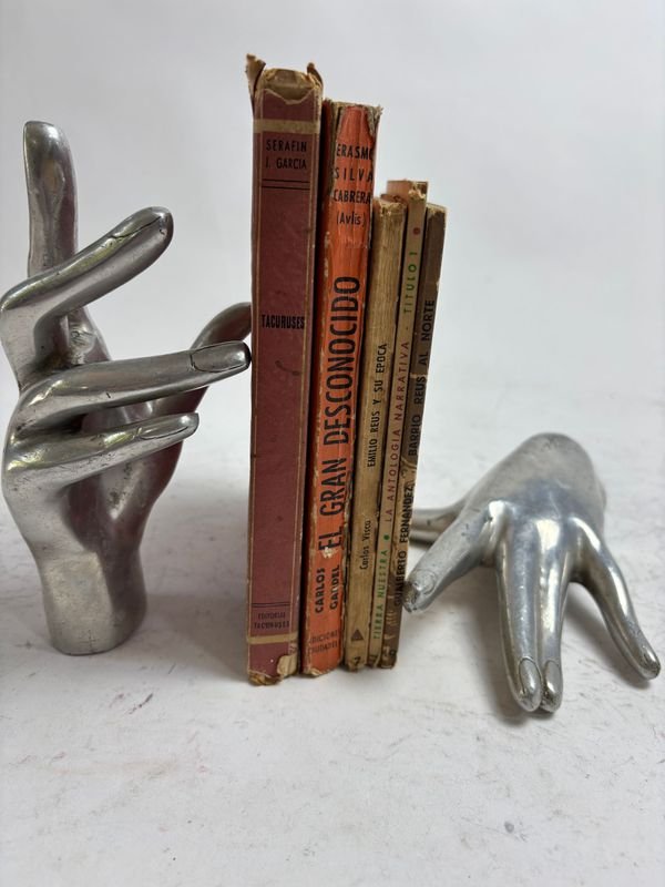 Colección de libros antiguos con contenido histórico