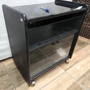 Mesa Negra para TV con Puertas de Vidrio y Ruedas - imagen 3